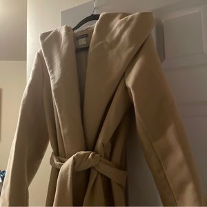 Venus fall coat - NBW. Has a hood with scalloped bottom front